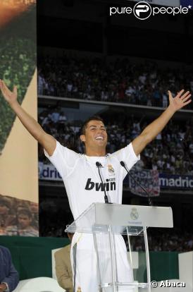 La présentation de Cristiano Ronaldo, nouveau numéro 9 merengue, au stade Santiago Bernabeu du Real Madrid, a pulvérisé les records d'affluence