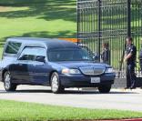 Le corbillard quitte Forest Lawn 