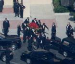 Le cerceuil de Michael Jackson quitte le Hall of Liberty 