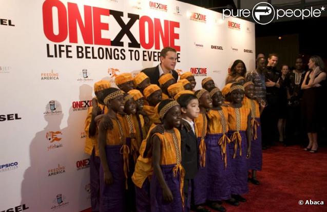 Matt Damon pose pour sa fondation OneXOne en octobre 2008 