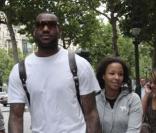 LeBron James et sa compagne à Paris en juin 2009   
