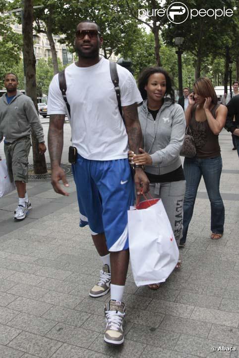 LeBron James et sa compagne à Paris en juin 2009   