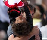 Hugh Jackman, sa femme Debora-Lee Furness et leurs enfants Oscar et Eva dînent en famille à la terasse d'un restaurant de New-York le 10 juillet 2009
