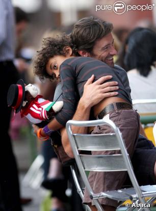 Hugh Jackman, sa femme Debora-Lee Furness et leurs enfants Oscar et Eva dînent en famille à la terasse d'un restaurant de New-York le 10 juillet 2009
