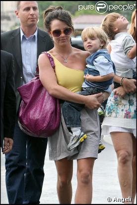 Britney Spears et ses petits bonhommes à Paris visitent la Tour Eiffel