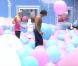 Angie et Romain, complètement en dehors du dossier Léo/Emilie, profitent des ballons. Pour eux, la journée est définitivement sous le signe de l'amour !