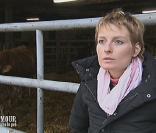 Frédérique vient de se faire jeter par Fabien... Elle décide d'immiter la vache. Regard vide et perdu, vocabulaire limité... Elle va pouvoir participer à Incroyable Talent !  