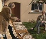 Explications entre Agnès et Christian... Agnès préfère rester debout . Elle prendra bientôt la porte.  