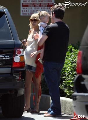 Nicole Richie, enceinte, et Harlow sont à Hollywood avec un ami. 07/06/09