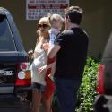 La magnifique Nicole Richie, très enceinte et radieuse, nous montre son ventre bien rond... en bikini !