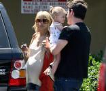 Nicole Richie, enceinte, et Harlow sont à Hollywood avec un ami. 07/06/09