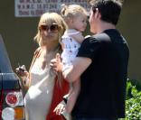 Nicole Richie, enceinte, et Harlow sont à Hollywood avec un ami. 07/06/09