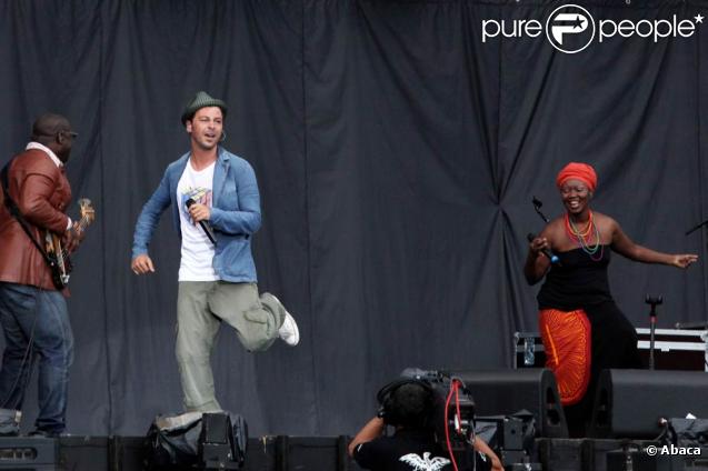 Christophe Maé ouvre le concert de Johnny Hallyday au pied de la Tour Eiffel, le 14 juillet 2009