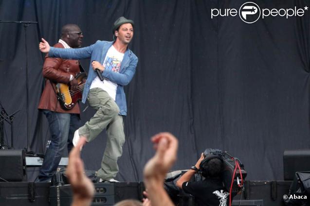 Christophe Maé ouvre le concert de Johnny Hallyday au pied de la Tour Eiffel, le 14 juillet 2009