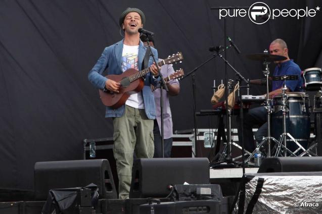 Christophe Maé ouvre le concert de Johnny Hallyday au pied de la Tour Eiffel, le 14 juillet 2009