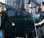 Johnny Hallyday et son fils David Hallyday sur scène face à leur public sur le Champ de Mars le 14 juillet 2009
