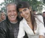 Jean-Claude Darmon et sa compagne Hoda Roche, derrière Laeticia Hallyday sur le Champ de Mars le 14 juillet 2009