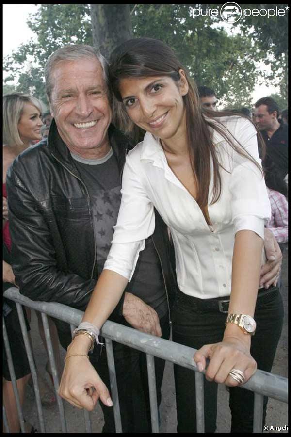 Jean-Claude Darmon et sa compagne Hoda Roche, derrière Laeticia Hallyday sur le Champ de Mars le 14 juillet 2009