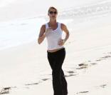 Nicollette Sheridan entretient son superbe corps sur la plage, seule... 