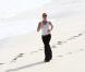 Nicollette Sheridan entretient son superbe corps sur la plage, seule... 
