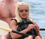 Elisha Cuthbert et son chéri à Mauï ! Elle se laisse tranquillement diriger... 