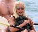 Elisha Cuthbert et son chéri à Mauï ! Elle se laisse tranquillement diriger... 