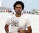 Le beau Adrian Grenier adore l'eau, mais il aime aussi courir... après les jolies filles ? 