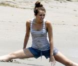 Miley Cyrus : sur la plage, c'est grand écart obligatoire ! 