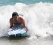 Adrian Grenier sur son bodyboard. Il fait comme il peut pour garder la forme tout en s'éclatant ! 