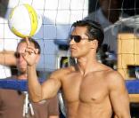 Le beach-volley, une bonne manière d'exhiber ses muscles... N'est-ce pas Mario ? 