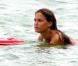 La sirène Bar Refaeli est la reine de l'eau. Avec sa planche de bodyboard, elle les fait tous tomber ! 