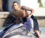 Chris Brown : quand il ne boxe pas sur ses copines, il se défoule en faisant du scooter des mers ! 
