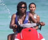 Serena Williams et une copine profitent elles aussi des eaux turquoises de la Floride... 