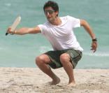 Adrien Brody a beau essayer... Il n'est pas très bon au beach tennis ! 