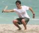 Adrien Brody a beau essayer... Il n'est pas très bon au beach tennis ! 