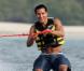Mario Lopez s'éclate comme un enfant dans l'eau pendant une séance de ski nautique ! 