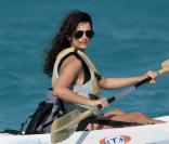 Penelope Cruz à Saint Barthelemy... La belle s'offre une petite randonnée en Kayak ! 