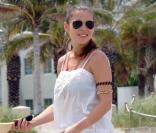 Elsa Pataky a de quoi sourire. C'est elle la reine de la raquette sur la plage ! 