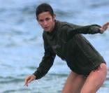 Courteney Cox en plein apprentissage de surf ! 