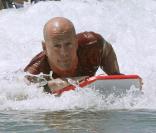 Bruce Willis en tête à tête avec sa planche, il se sent un peu comme le roi du monde ! 