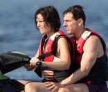 Katie Holmes et Tom Cruise profitent d'être en Sardaigne pour pour s'adonner aux joies du scooter des mers... 