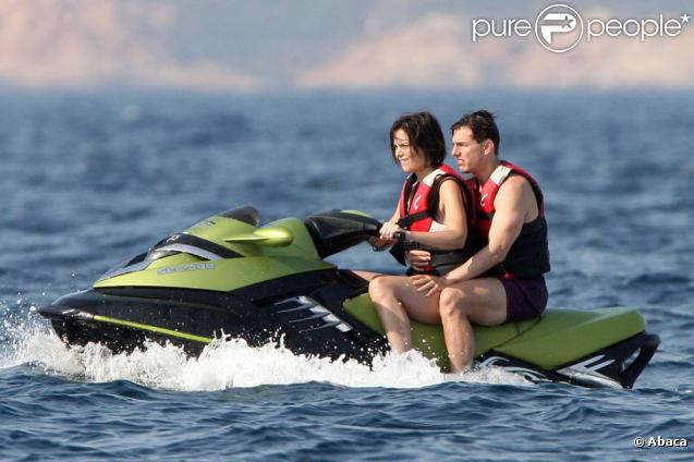 Katie Holmes et Tom Cruise profitent d'être en Sardaigne pour pour s'adonner aux joies du scooter des mers... 