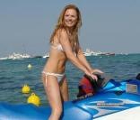 Geri Halliwell joue les belles gosses à Saint-Tropez, sur son scooter des mers 