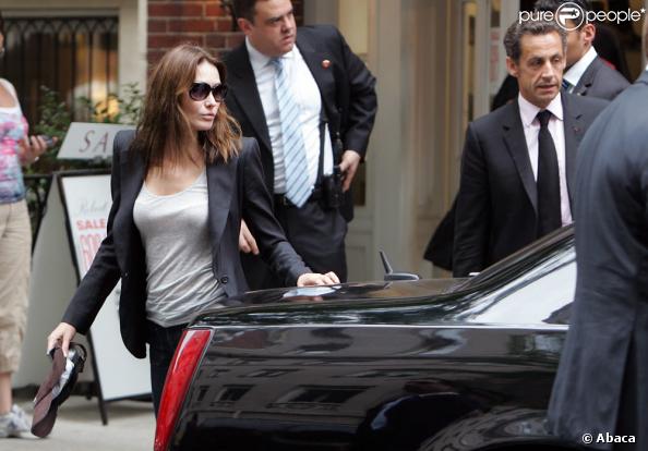 Carla Bruni et Nicolas Sarkozy quittent le restaurant Amaranth, à New York