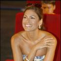 La superbe Eva Mendes... radieuse avec sa robe fleurie et son sourire enjôleur ! Quel canon cette Eva !
