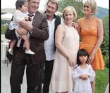 Joy, Jean-Claude Darmon, Johnny Hallyday, Hélène Darroze, Jade et Laeticia Hallyday lors de la journée de baptême de Joy à Gstaad en Suisse le 5 juillet 2009