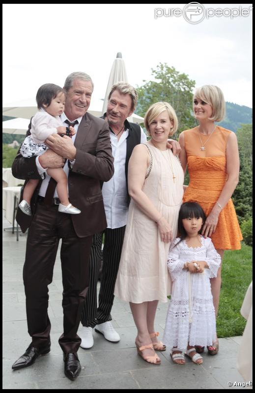 Joy, Jean-Claude Darmon, Johnny Hallyday, Hélène Darroze, Jade et Laeticia Hallyday lors de la journée de baptême de Joy à Gstaad en Suisse le 5 juillet 2009