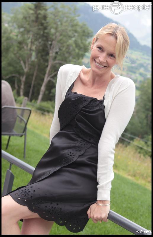 Estelle Lefébure lors de la journée de baptême de Joy à Gstaad en Suisse le 5 juillet 2009