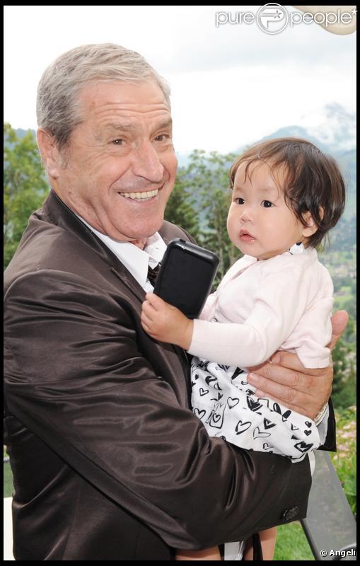 Jean-Claude Darmon et sa filleul lors de la journée de baptême de Joy à Gstaad en Suisse le 5 juillet 2009