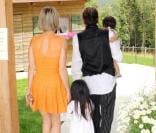 Laeticia, Johnny, Jade et Joy lors de la journée de baptême de Joy à Gstaad en Suisse le 5 juillet 2009